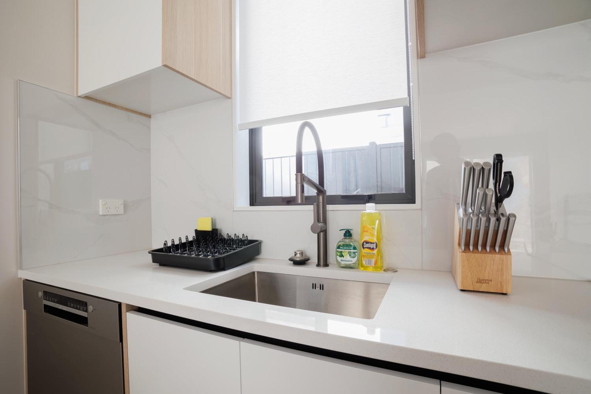 Stylish 4br Home, Netflix, Walk To Eateries And Schools Villa *